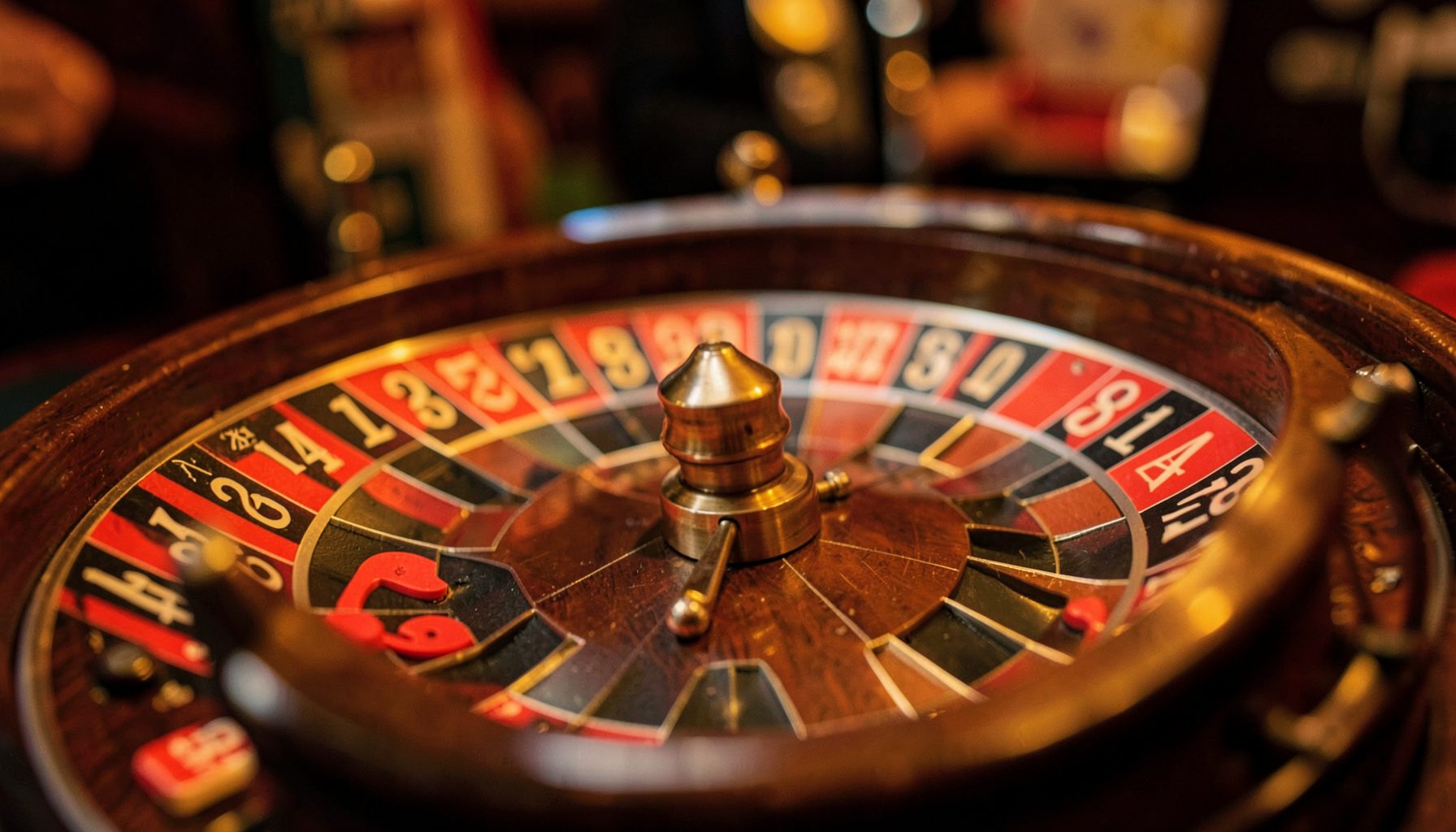 Primer plano de una ruleta con números rojos y negros, iluminación cálida y ambiente de casino
